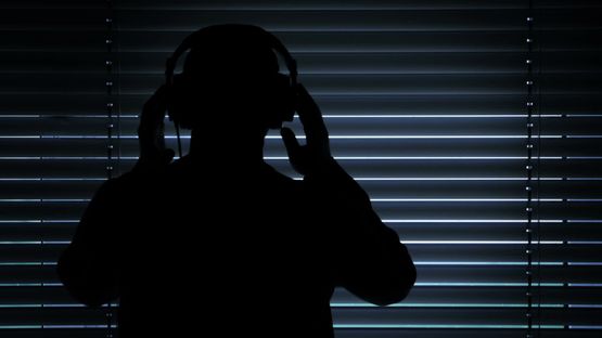 INSTINKT DETECTIVES PRIVADOS persona escuchando grabación