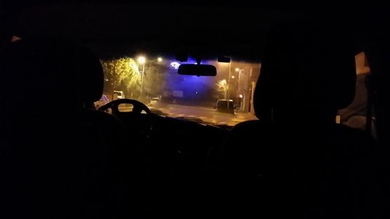 INSTINKT DETECTIVES PRIVADOS interior vehículo de noche